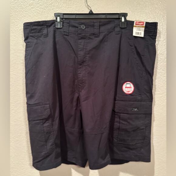 NWT Wrangler Men's Black Cargo Shorts w Tech pocket sz 44 - Picture 1 of 5